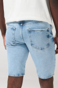 Bermuda azul clara en jean slim con tiro bajo y rotos