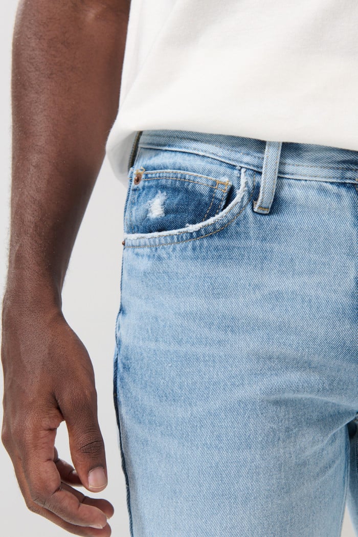 Bermuda azul clara en jean slim con tiro bajo y rotos