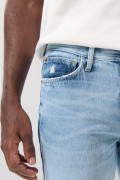 Bermuda azul clara en jean slim con tiro bajo y rotos