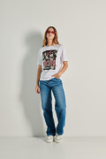 Camiseta blanca con cuello redondo y estampado de AC/DC