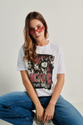 Camiseta blanca con cuello redondo y estampado de AC/DC