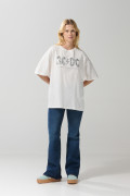 Camiseta crema clara oversize manga corta con arte de AC/DC