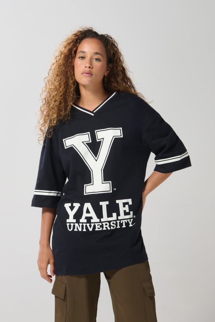 Camiseta oversize azul intensa cuello V con arte de Yale