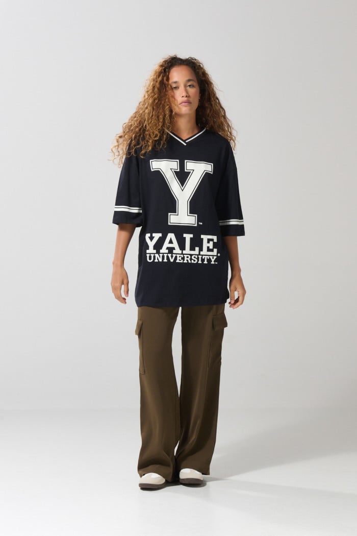 Camiseta oversize azul intensa cuello V con arte de Yale