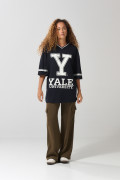 Camiseta oversize azul intensa cuello V con arte de Yale