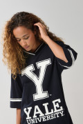 Camiseta oversize azul intensa cuello V con arte de Yale