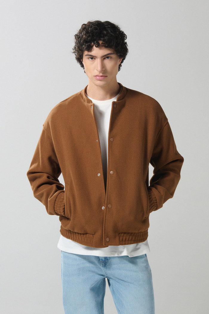Chaqueta cazadora tipo bomber unicolor con bolsillos