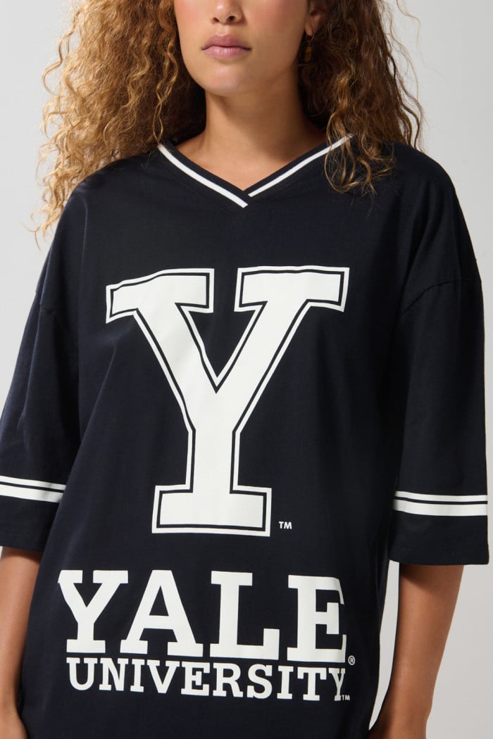Camiseta oversize azul intensa cuello V con arte de Yale