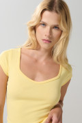 Camiseta amarilla clara con escote V y manga corta