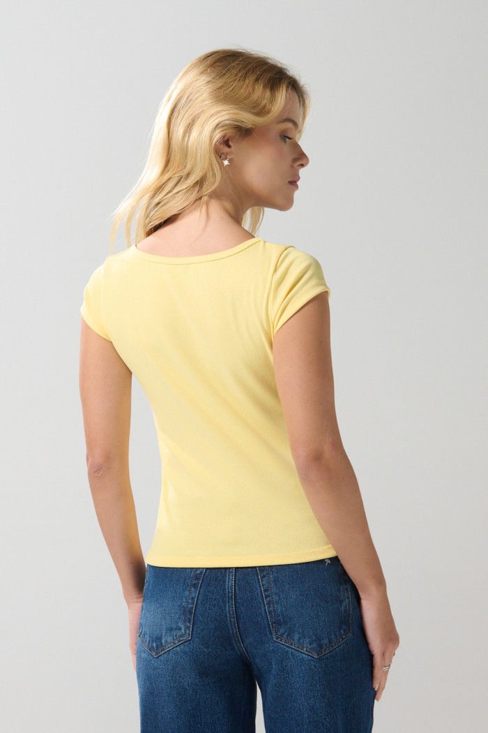Camiseta amarilla clara con escote V y manga corta
