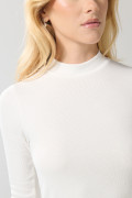 Camiseta cuello alto unicolor con manga larga y texturas