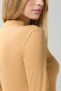 Camiseta cuello alto unicolor con manga larga y texturas
