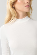 Camiseta cuello alto unicolor con manga larga y texturas