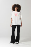 Camiseta crema oversize con texto en frente y manga corta
