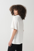 Camiseta crema oversize con texto en frente y manga corta