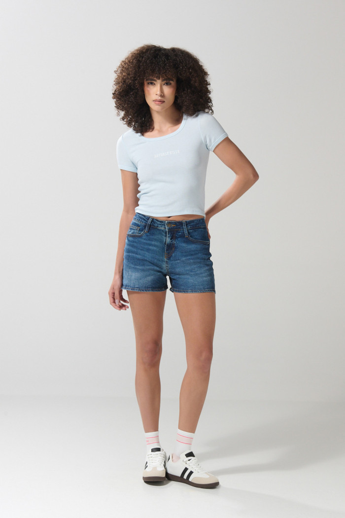 Camiseta azul clara manga corta con bordado college