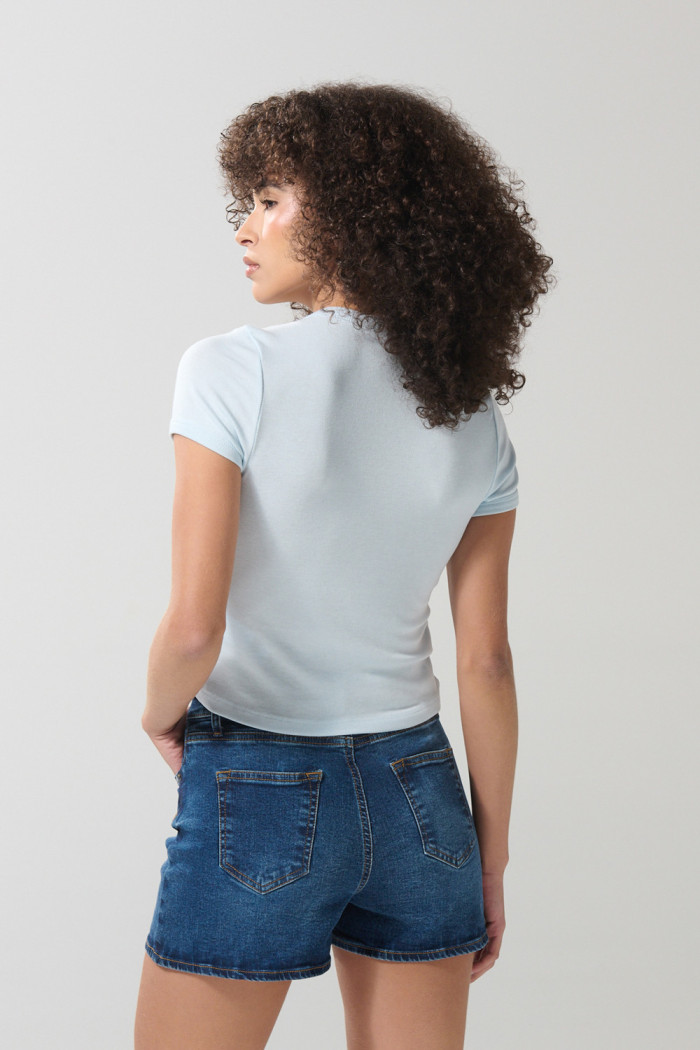 Camiseta azul clara manga corta con bordado college