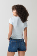 Camiseta azul clara manga corta con bordado college