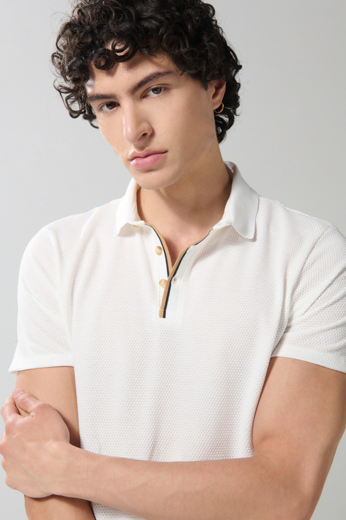Camiseta crema clara tipo polo manga corta con botones