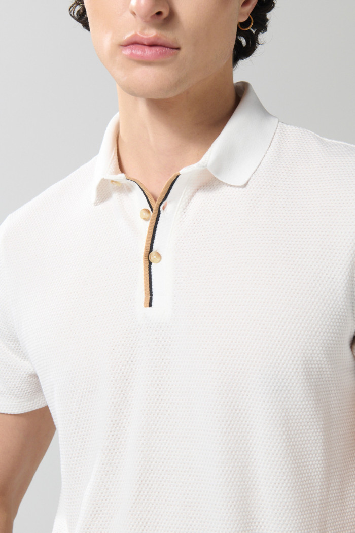 Camiseta crema clara tipo polo manga corta con botones