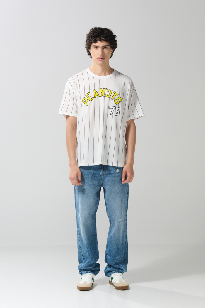Camiseta a rayas crema oversize manga corta de Snoopy