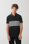 Camiseta polo negra con diseños de rayas y manga corta