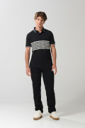 Camiseta polo negra con diseños de rayas y manga corta