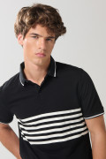 Camiseta polo negra con diseños de rayas y manga corta