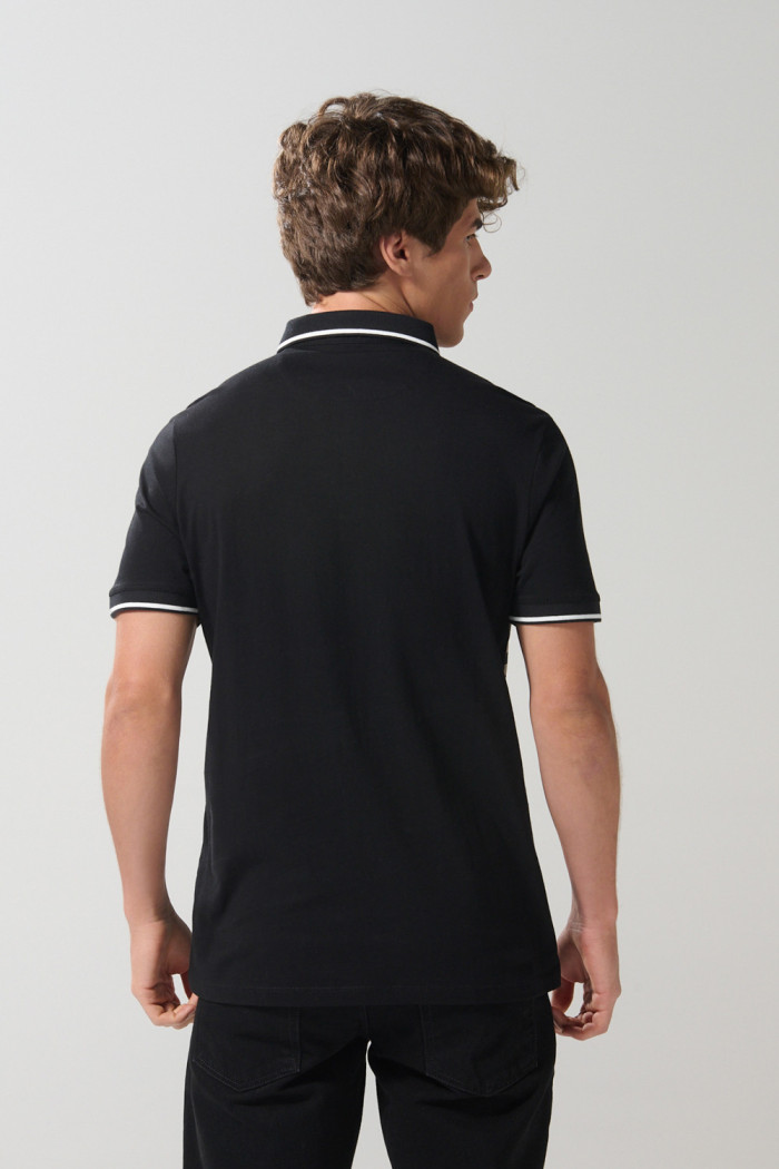 Camiseta polo negra con diseños de rayas y manga corta