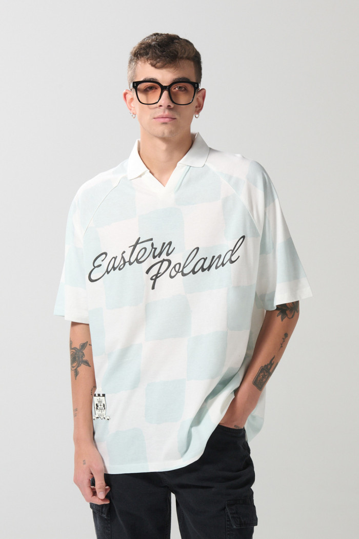 Camiseta crema a cuadros college oversize con cuello polo