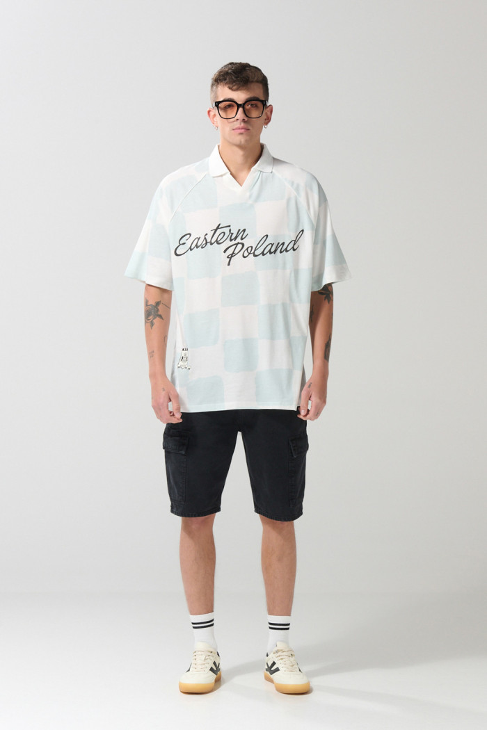 Camiseta crema a cuadros college oversize con cuello polo
