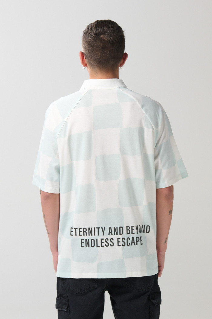 Camiseta crema a cuadros college oversize con cuello polo