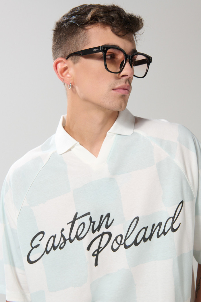 Camiseta crema a cuadros college oversize con cuello polo