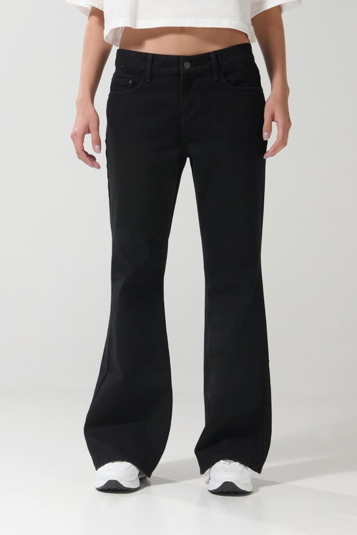 Jean negro flare con bota ancha y tiro medio