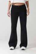 Jean negro flare con bota ancha y tiro medio