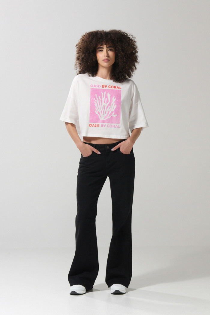 Jean negro flare con bota ancha y tiro medio
