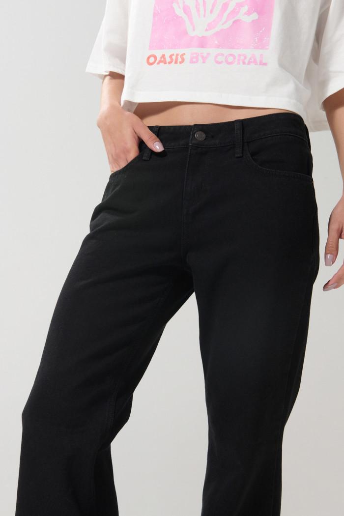Jean negro flare con bota ancha y tiro medio