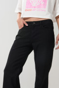 Jean negro flare con bota ancha y tiro medio
