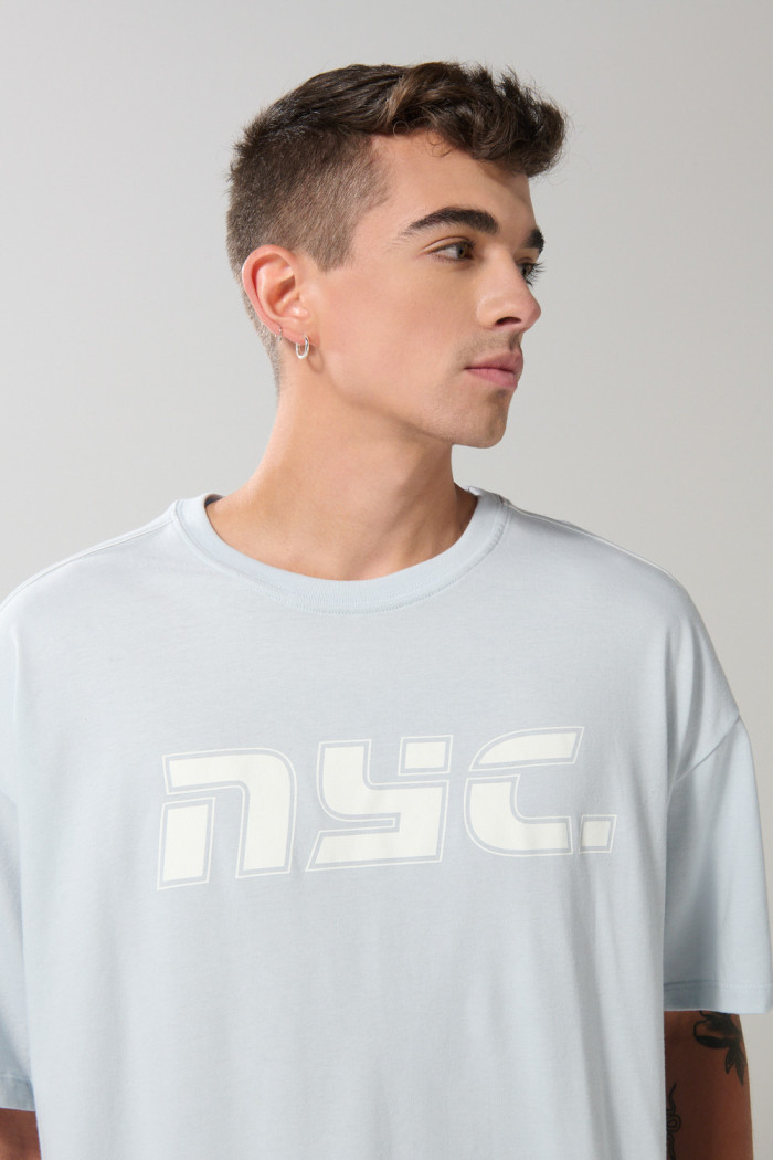 Camiseta oversize azul manga corta con diseños college
