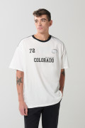 Camiseta crema oversize con arte college y manga corta