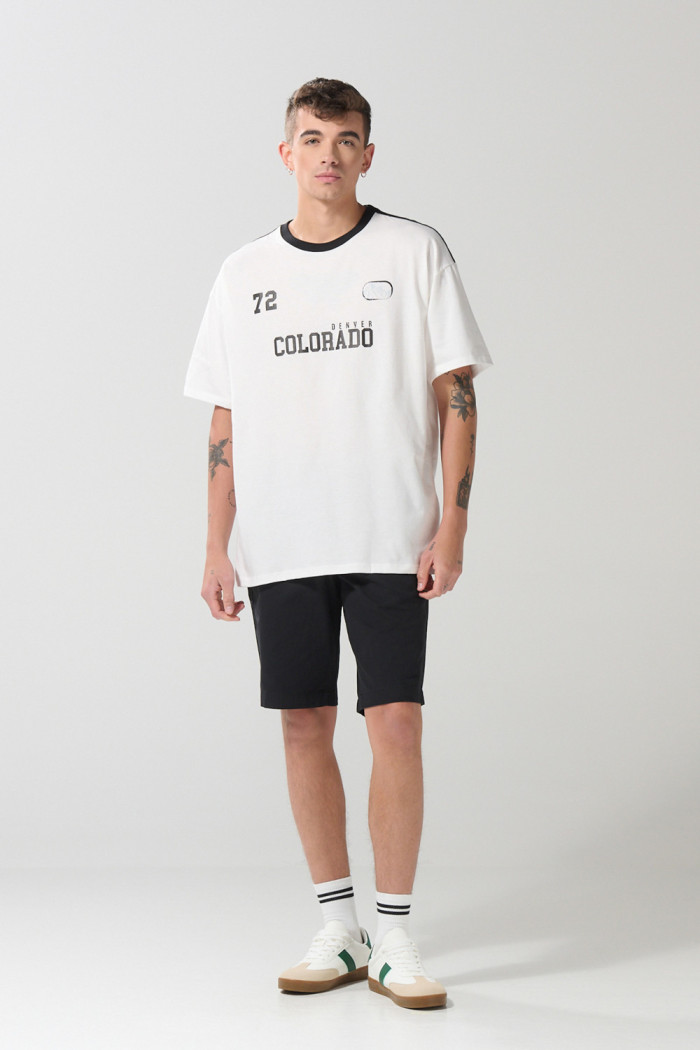 Camiseta crema oversize con arte college y manga corta