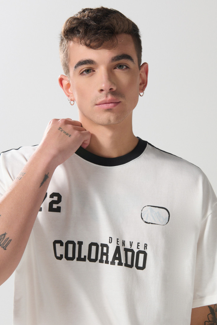 Camiseta crema oversize con arte college y manga corta