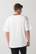 Camiseta crema oversize con arte college y manga corta