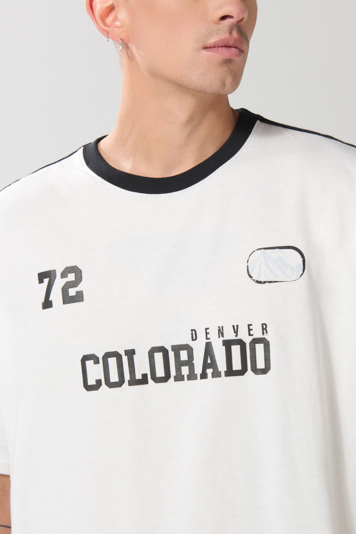Camiseta crema oversize con arte college y manga corta