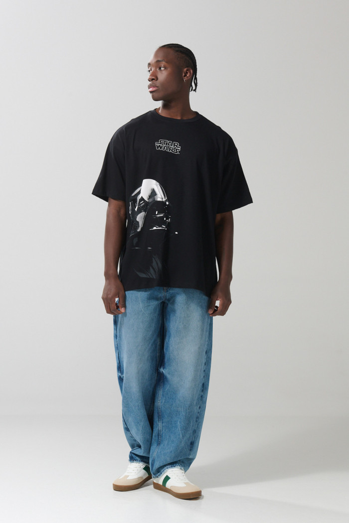 Camiseta negra oversize manga corta con arte de Star Wars