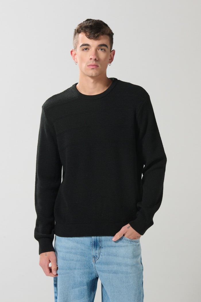 Suéter tejido negro con cuello redondo y rayas en relieve