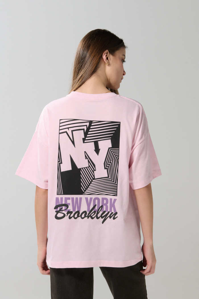 Camiseta oversize rosada college con cuello redondo