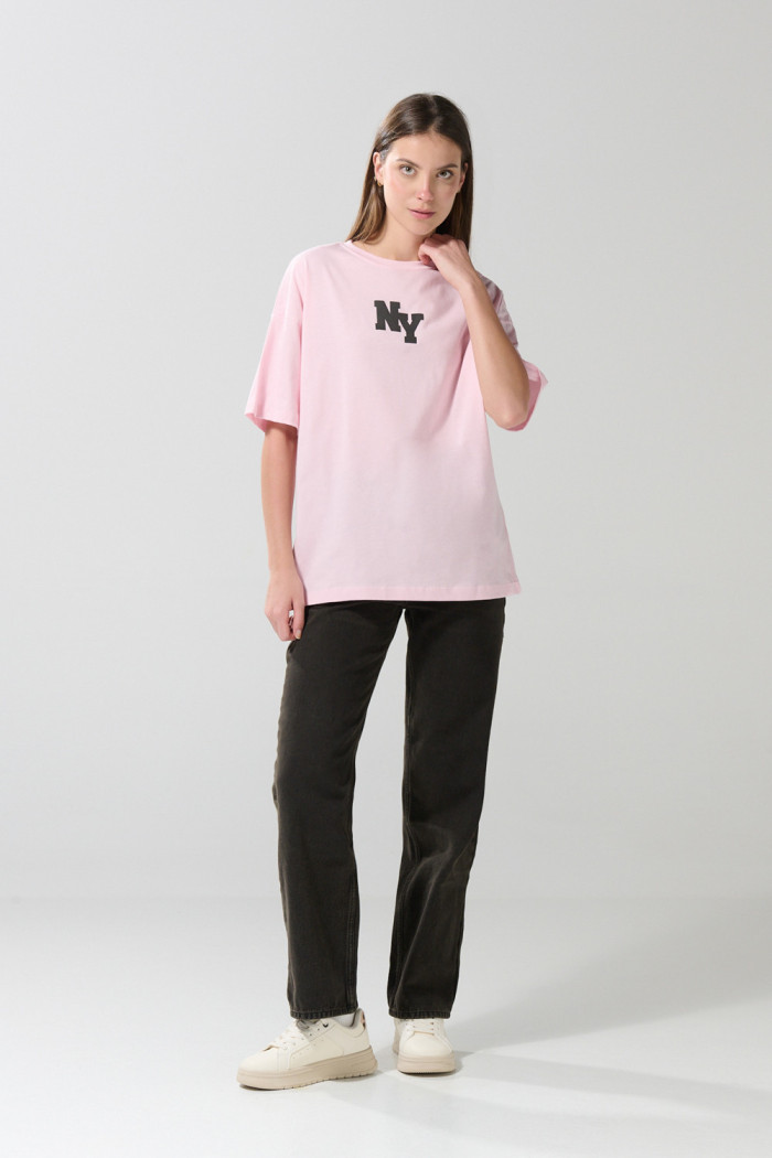 Camiseta oversize rosada college con cuello redondo