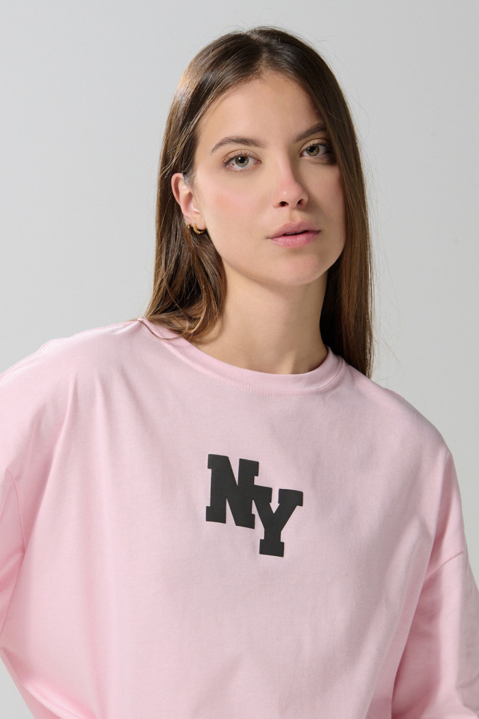 Camiseta oversize rosada college con cuello redondo