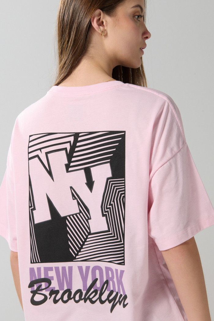 Camiseta oversize rosada college con cuello redondo